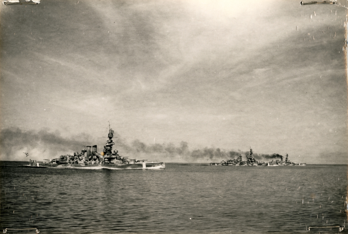Kustflottans pansarskepp i formation. I förgrunden Sverige, därefter Drottning Victoria och Gustav V. (Ostkusten)