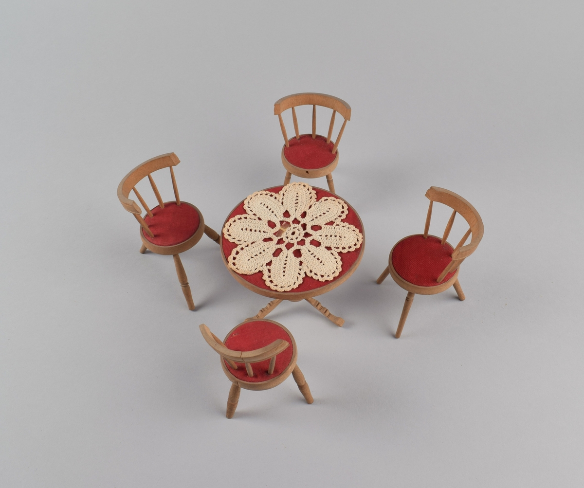 Gruppe av møbler til dukkehus bestående av et rundt bord og fire stoler