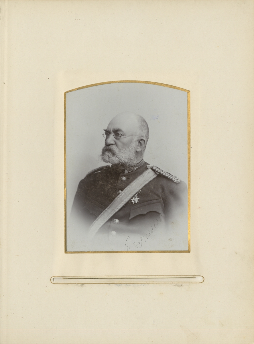 Porträtt av Gustaf Henrik Napoleon Thestrup, överstelöjtnant vid Wendes artilleriregemente A 3.

Se även bild AMA.0009113.