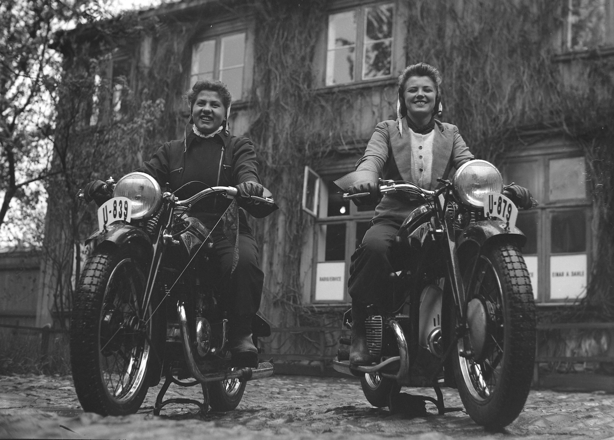 Damer på Zündapp motorsykler fotografert for Ernst Parow