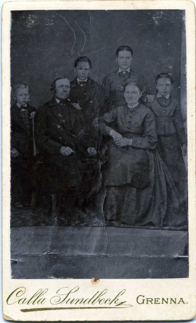 Kabinettsfotografi: gruppbild med okänd familj. Föräldrar omgivna av två söner och två döttrar.