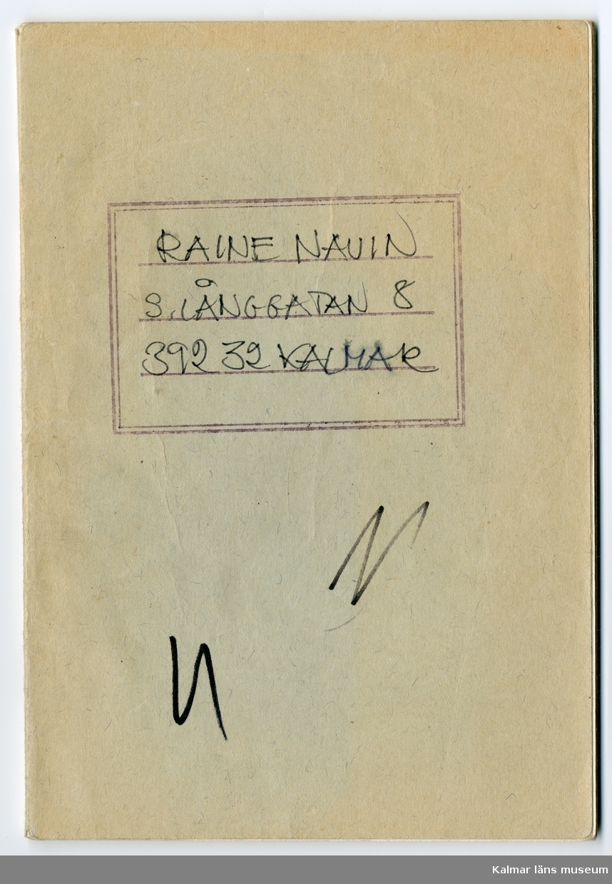 KLM 46157:476. Anteckningsbok, papper, färg. Skissbok med rutmönstrade sidor och omslag i blått papper (blekt på framsidan). Innehåller anteckningar, dikter och skisser, gjorda av Raine Navin.