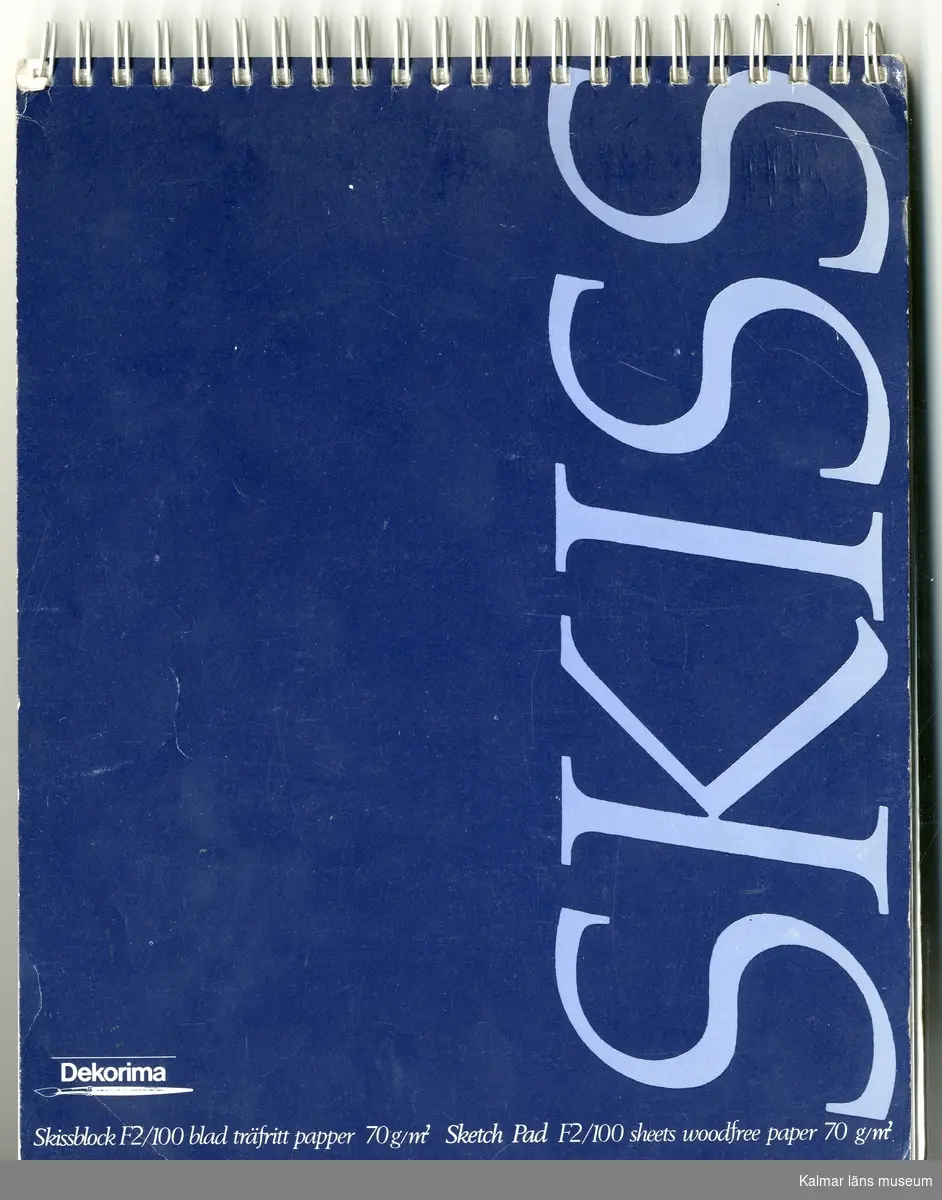 KLM 46157:493. Skissblock, papper, färg. Skissblock med vita papperssidor och omslag i blått papper med text i ljusblått. Innehåller anteckningar och skisser, gjorda av Raine Navin. Se foto för exempel.