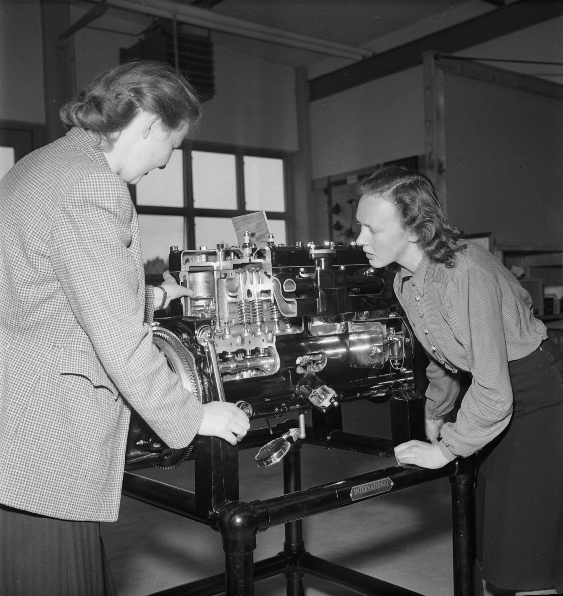 Två kvinnor står vid maskin, Lantbrukshögskolan, Ultuna, Uppsala 1948