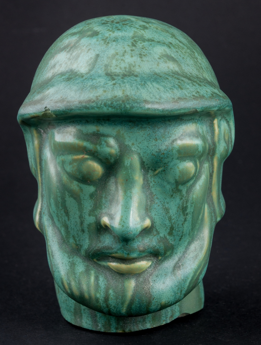 Figurin i form av ett huvud, mansfigur, med glasyr 1777. Formgiven av konstnär och skulptör Ivar Johnsson som utförde några alster till Gefle Porslin.