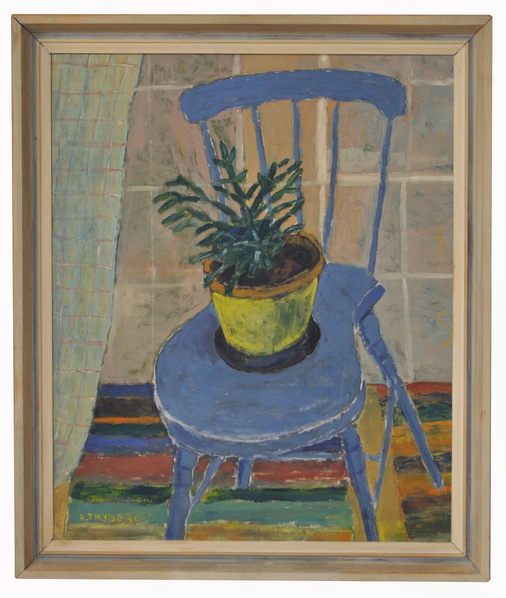 Motivet dominerad av en blå stol framför ett fönster (?), på stolen en gul blomkruka med en grön växt.