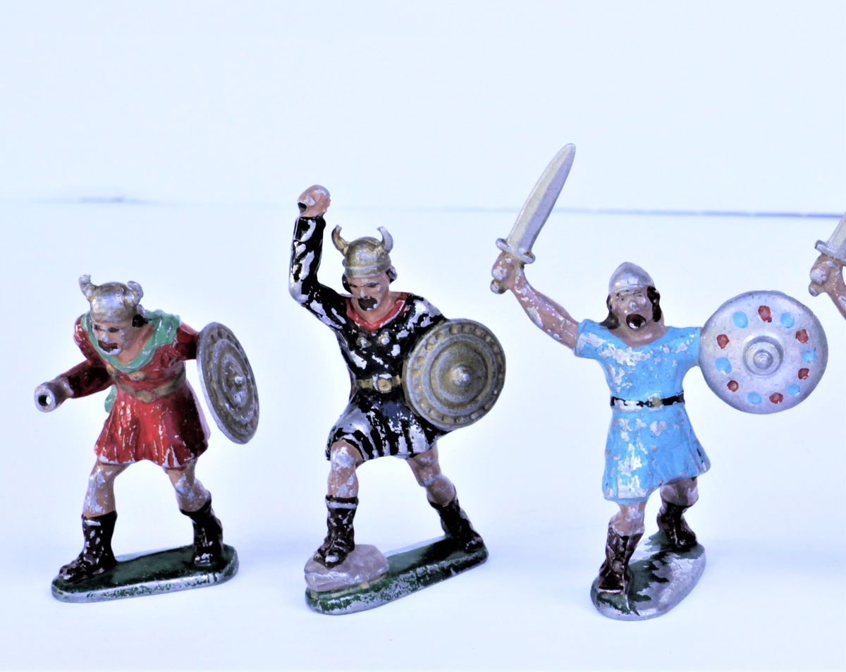 Seks leketøyfigurer, vikinger med skjold og våpen.