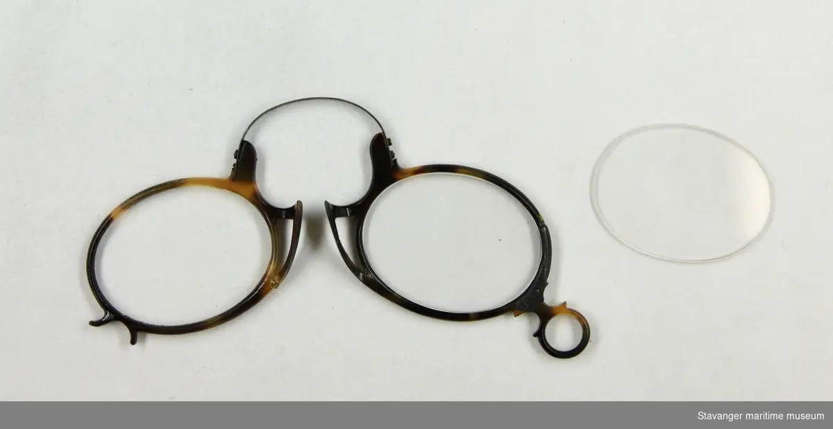 To briller, lorgnetter i glass og metall.