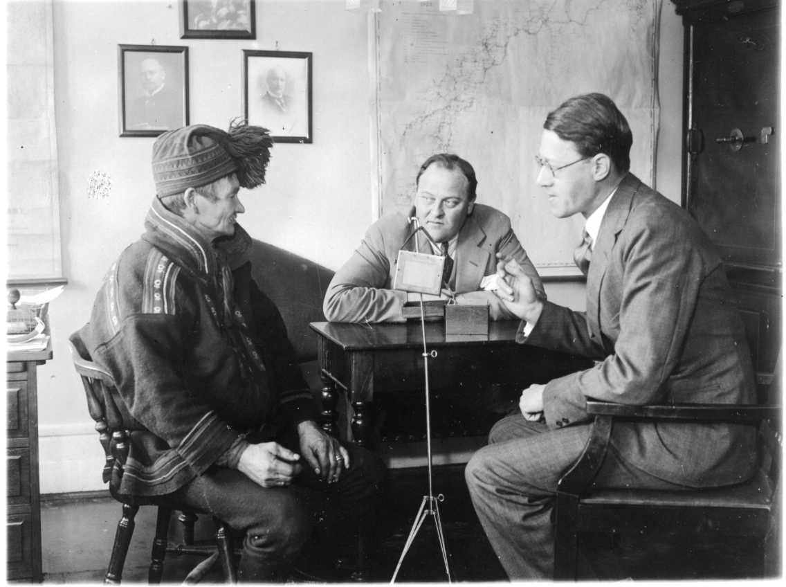 Tre män sitter runt ett bord och samtalar. Mannen till vänster är same. I mitten sitter Thorstein Diesen från norsk radio och till höger Sven Jerring från Sveriges Radio. Man får intrycket att Jerring och Diesen intervjuar samen.