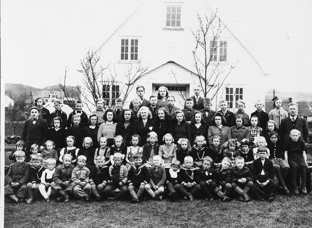 Undheim Sundagskule framfor kapellet i 1948
