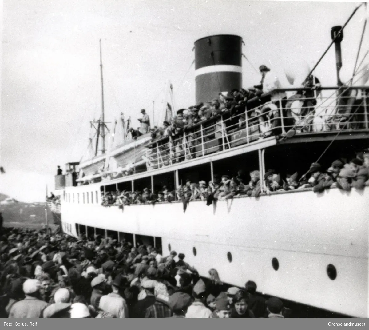 Hurtigruteskipet "Nordstjernen" ankommer Kirkenes med barn som har vært i Sverige, 17. mai 1946. 