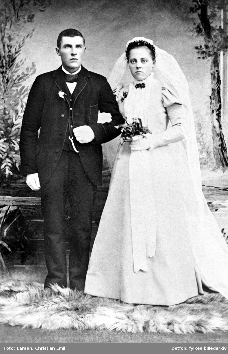 Brudeparet Johannes Brusevold og Anna f. Faleide Brusevold, visittkort datert 1896-99.  Anna var fra Nordfjord. Paret bodde i Varteig.