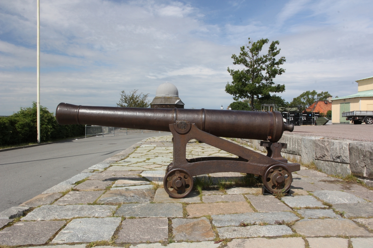 6-pundig kanon, Aschlings modell, med lavett. Kanonen är försedd med bruksmärket "H".