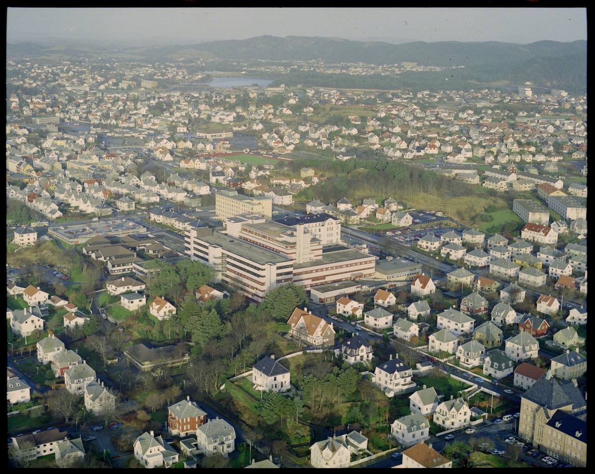 Flyfoto av Haugesund sykehus med omgivelser, tatt fra sør.