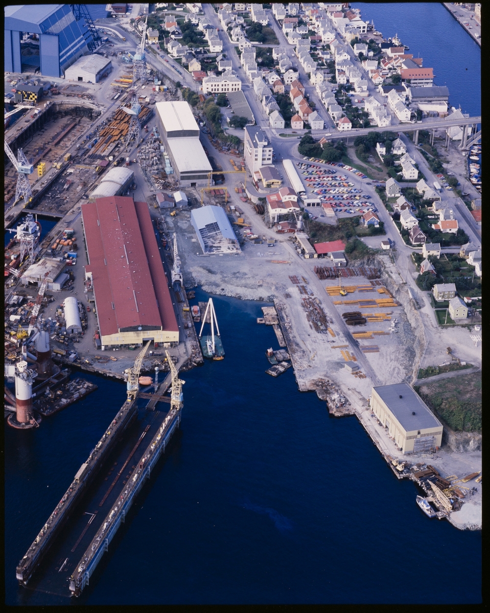 Haugesund Mekaniske Verksted sett fra lufta. Nordsjøhallen og et annet driftshus er under bygging.