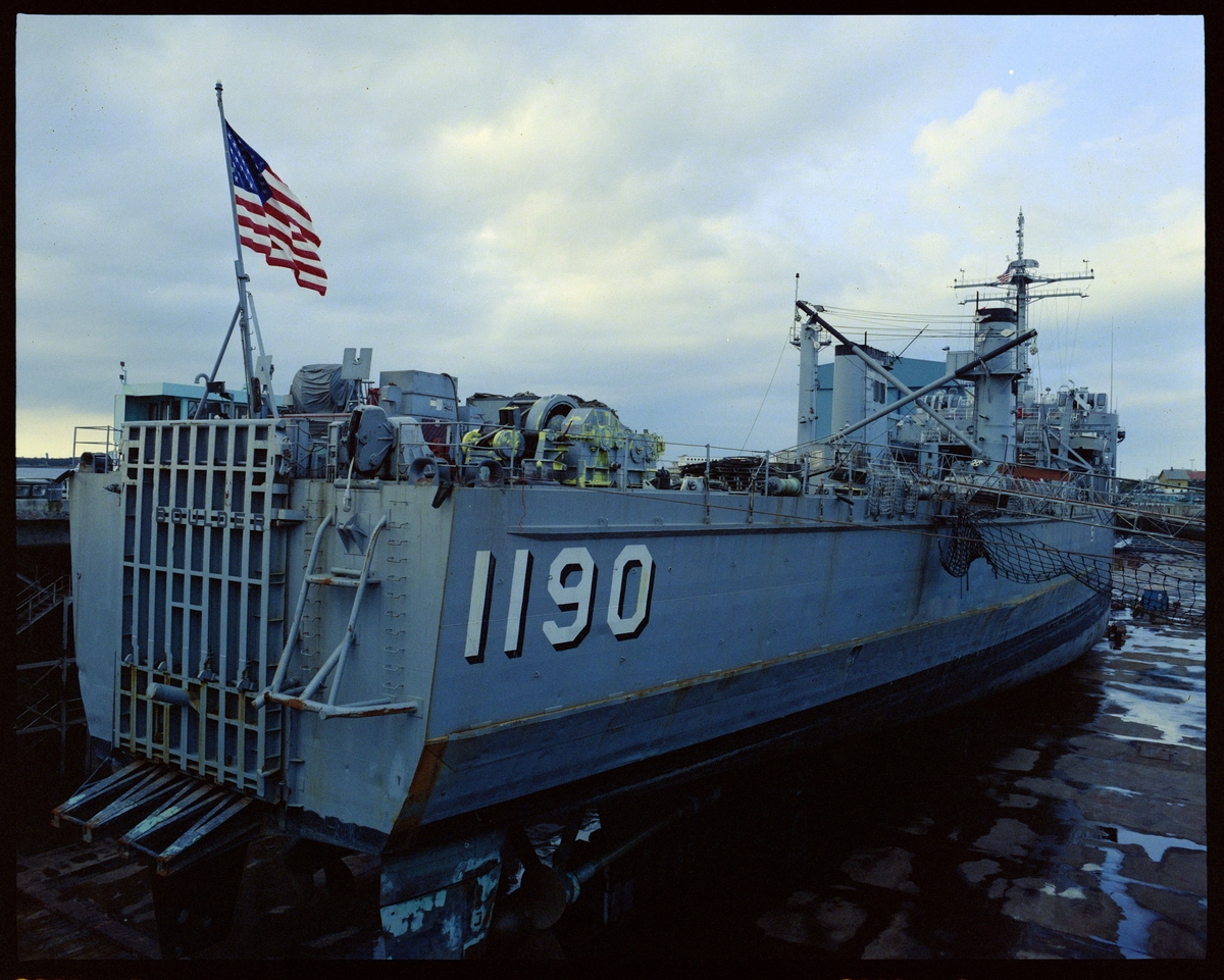 Et militærskip fra USA sin marine i tørrdokk på Haugesund Mekaniske Verksted.