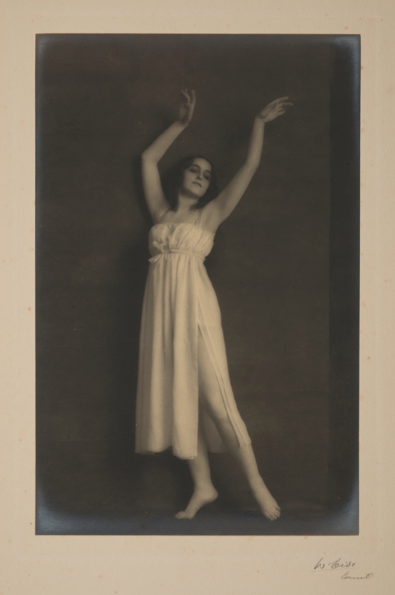 Kunstnerisk portrett av den berømte russiske ballettdanseren Vera Fokina, som danser.