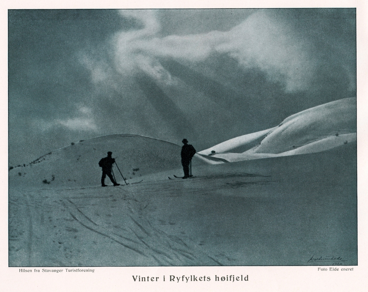 Fra skitur i Lysefjordheia i 1913. To personer på ski.