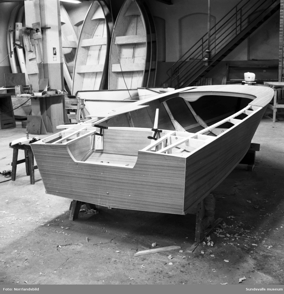 Bildserie från bygget av en liten sportbåt i plywood vid Söråkers båtindustri. Båten kom som en färdig byggsats till fabriken.