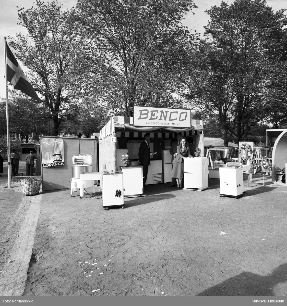 Benco-verken visar bland annat mjölkningsmaskiner i sin monter på Sundsvallsmässan 1954.