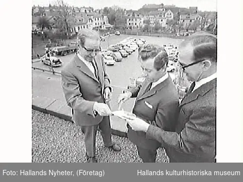 Affärschef Arvid Hilding, varuhuschefen Eric Engdahl och kamrer Sven Grim framför och på taket till Domus i Varberg.
Foton till tidningsartikel om varuhuset Domus i Varberg, publicerad i Hallands Nyheter, 1968-05-06.