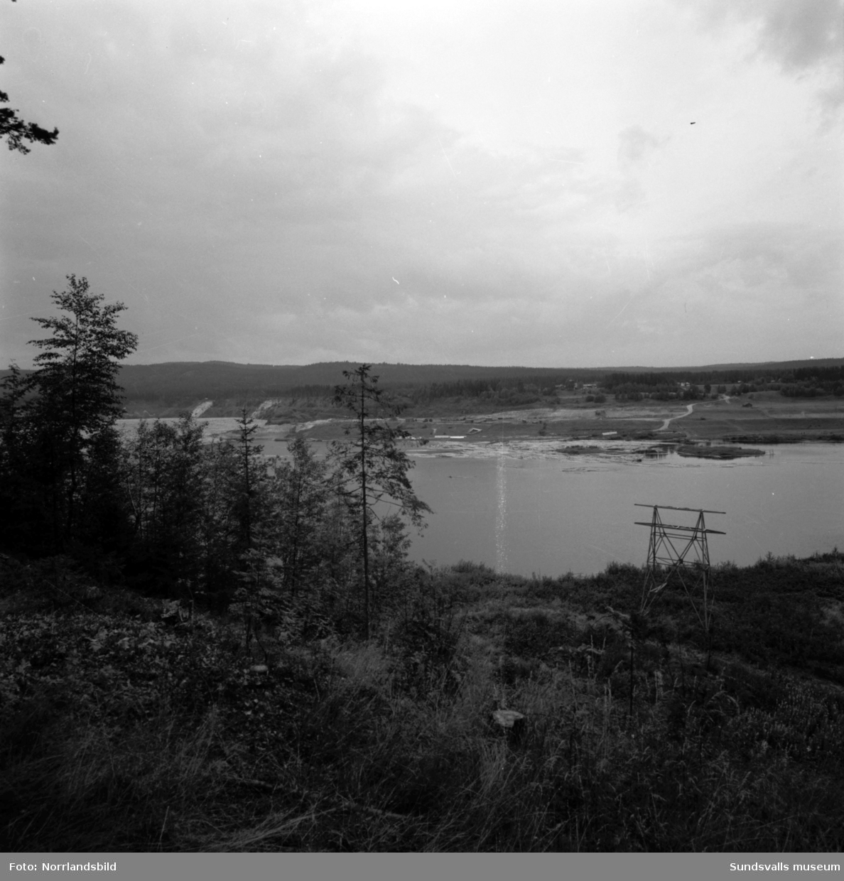 En stor grupp bilder från Indalsälvens dämningsområden i samband med bygget av Bergeforsens kraftverk.