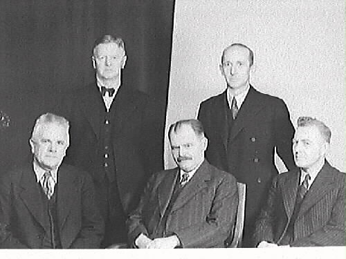Eventuellt Kooperativas styrelse. På bilden ses: Berg, Hansson, Sten Lindberg, Sven Larsson, Verner