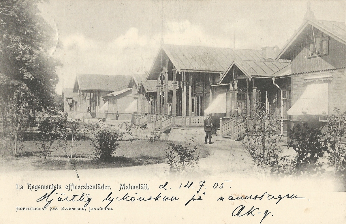 Vykort Bild från 1:a regementets officersbostäder på Malmen utanför Linköping.
Malmen, Malmslätt, militäranläggning, 
Poststämplat 14 juni 1905
Hoffotograf SW. Swensson Linköping
