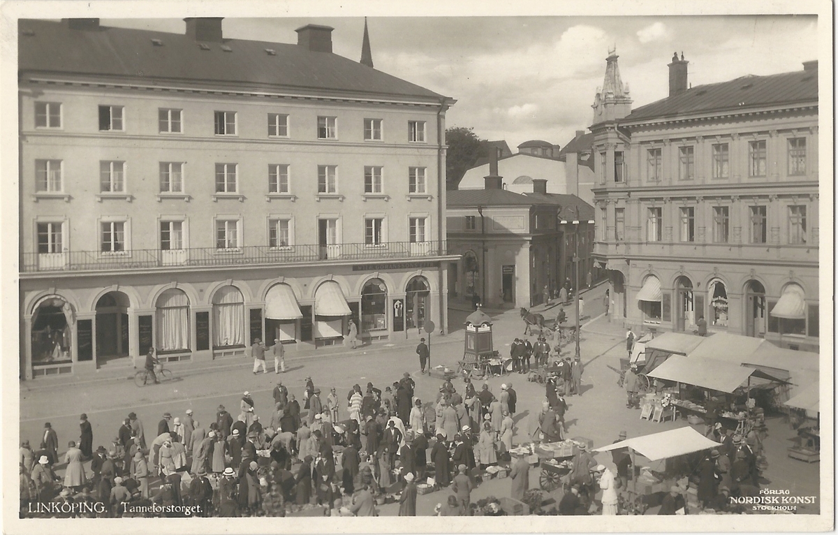 Vykort Torghandel på Trädgårdstorget i Linköping.
Linköping, Trädgårdstorget, torg, torghandel,
Poststämplat 7 augusti 1938