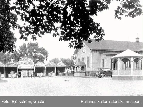 Utställning. Hantverks- och industrimässan på Gamlebyskolans gård i Varberg 1927.