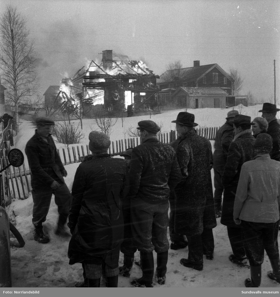 Helmer Löfgrens villa i Östanå, Kovland, förstördes vid en våldsam eldsvåda vintern 1956. Brandmännen och ett stort antal ortsbor som hjälpte till fick inrikta sig på att rädda närliggande bostadshus och uthus. Tack och lov var ingen i familjen hemma då branden bröt ut.