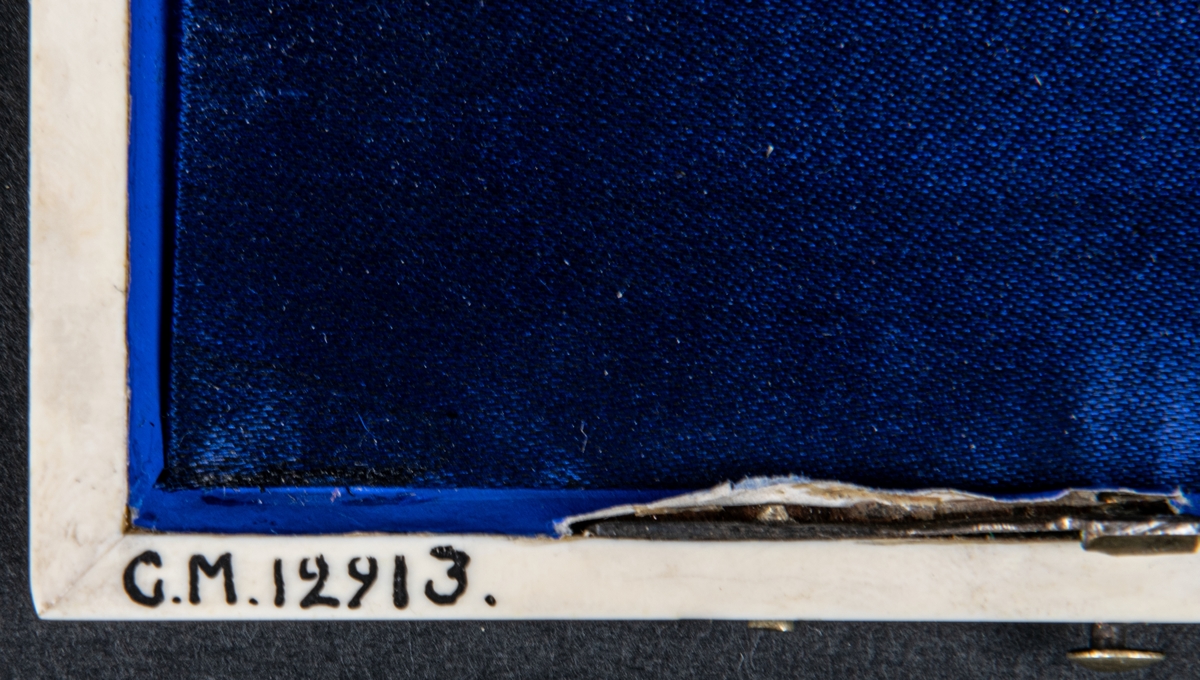 Etui (visitkortsbok), vit med monogram: MST. Med trycklås och blått siden.