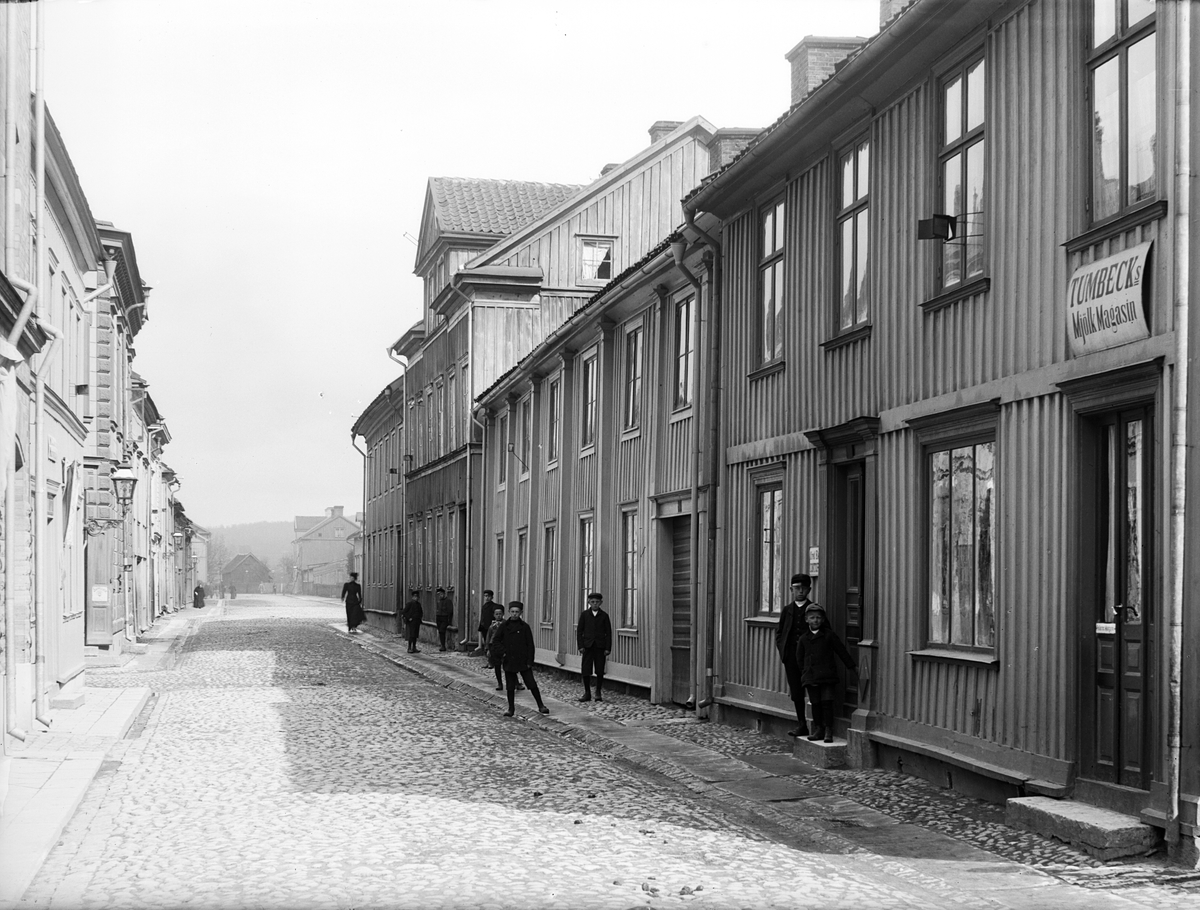 Slottsgatan, som stensattes 1897, sedd mot öster från nr: 13 och 28 i Jönköping, nära Nya torgets sydöstra hörn.