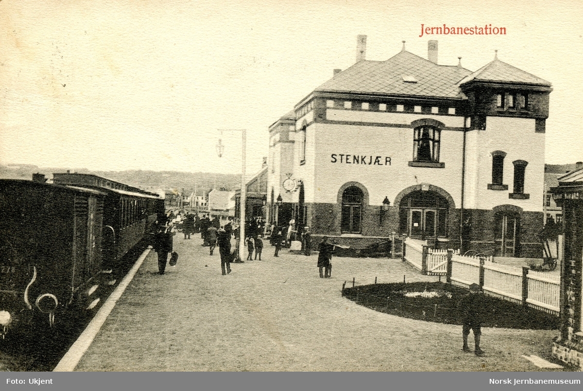 Steinkjær (Steinkjer) stasjon på Nordlandsbanen. Persontog fra Trondheim i spor 1.