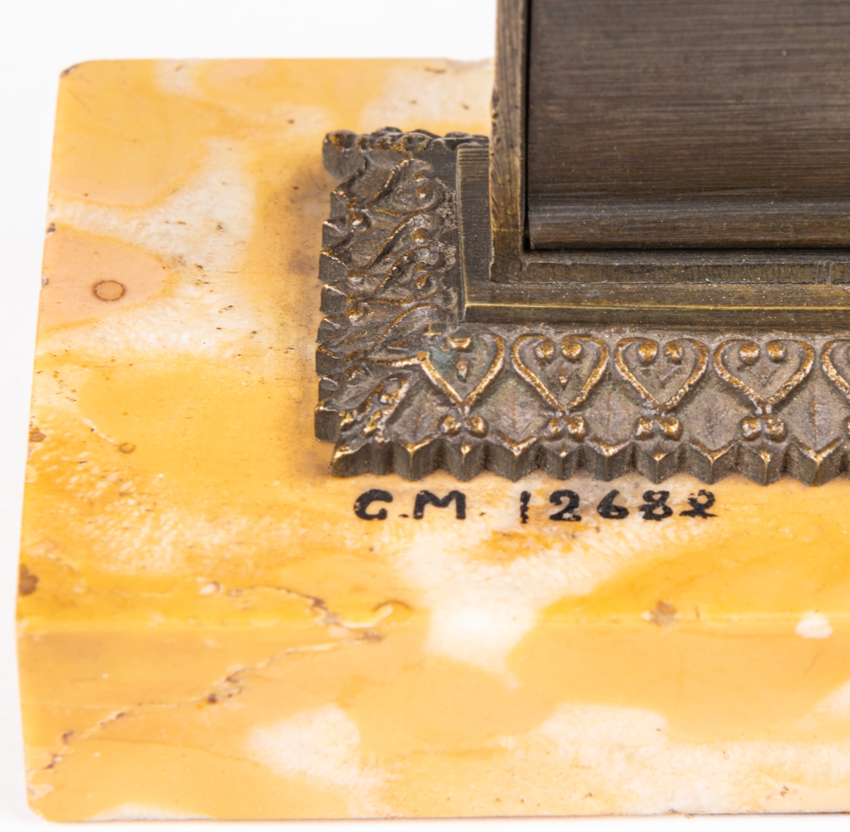 Acc.Almanacka av gjutet järn, monterad på gul marmorplatta, 1829.

Lappkort. Datumtavla, almanacka på bronsplatta fästad på gul marmorplatta. Från 1829.
Fransk?