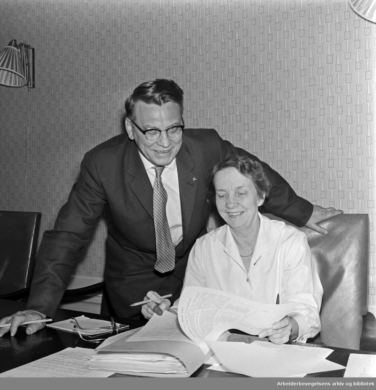 Redaktør Olav Brunvand, formann i 17. mai-komitéen 1960 og Marie Eriksen fra Skolesjefens kontor. Mai 1960.