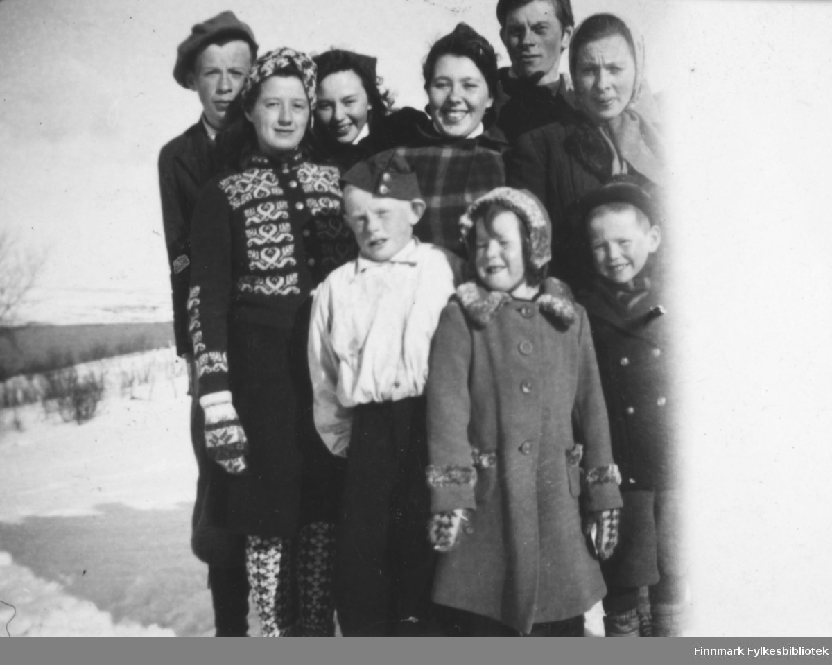 Flere personer fotografert på Barnes en vinterdag. De er fra venstre: Erik Henriksen, Anne Lise Njolla, Grethe Iversen, Maila Iversen Losoa, Henrik Eriksen, Bigga Iversen Mathisen. Barna er fra venstre: Olaf Eriksen, Ingrid Iversen og Reidar Iversen.