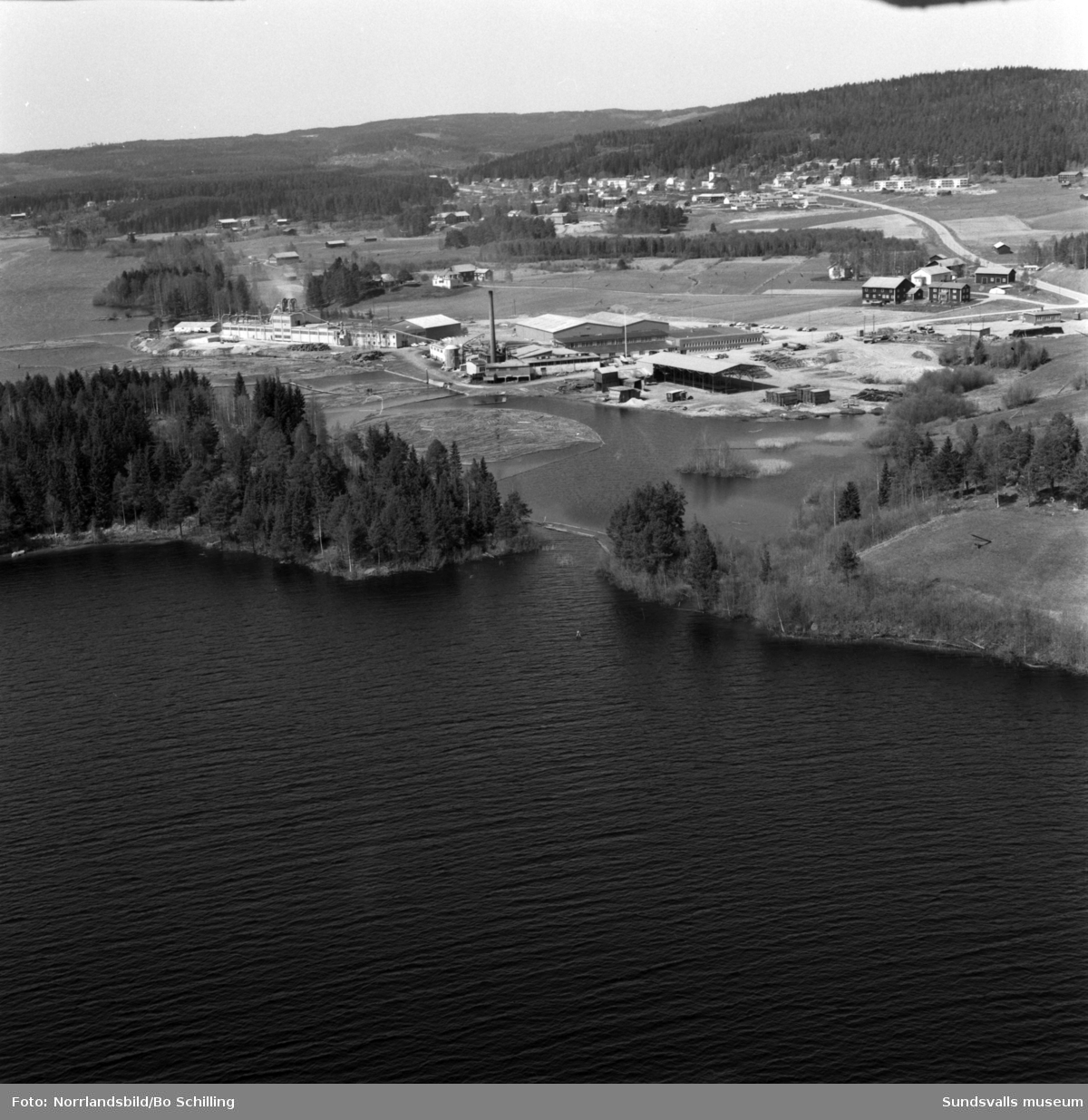 Flygfoton över Hassela, Plyfa-fabriken och omgivande gårdar.