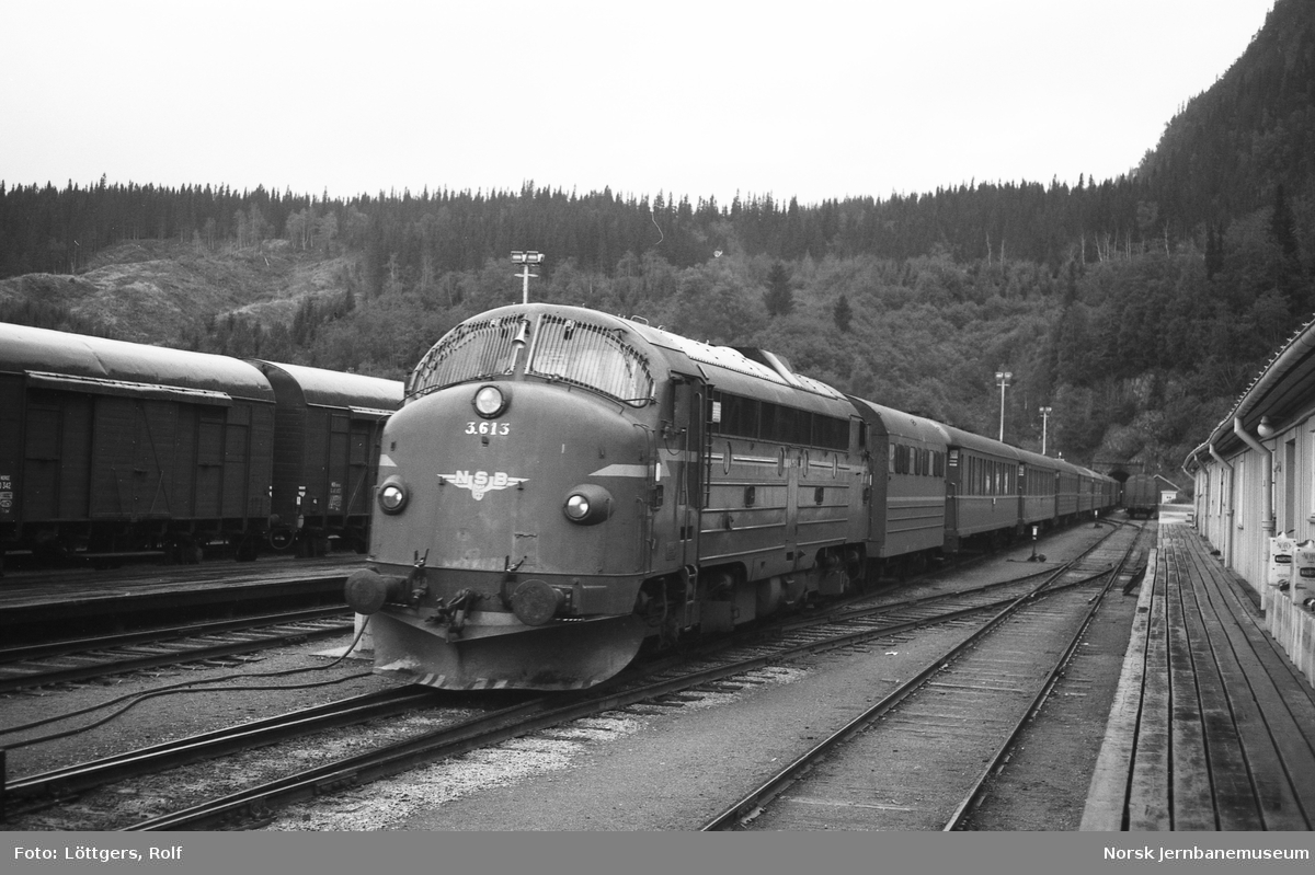 Diesellokomotiv Di 3 613 med dagtoget fra Bodø til Trondheim på Grong stasjon.