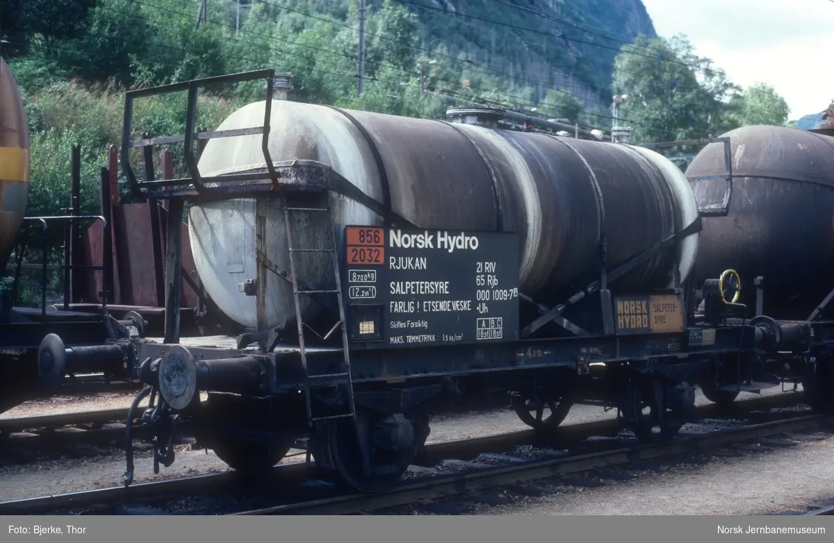Rjukanbanens tankvogn for salpetersyre litra .Uh nr. 000 1009-7 på Rjukan stasjon