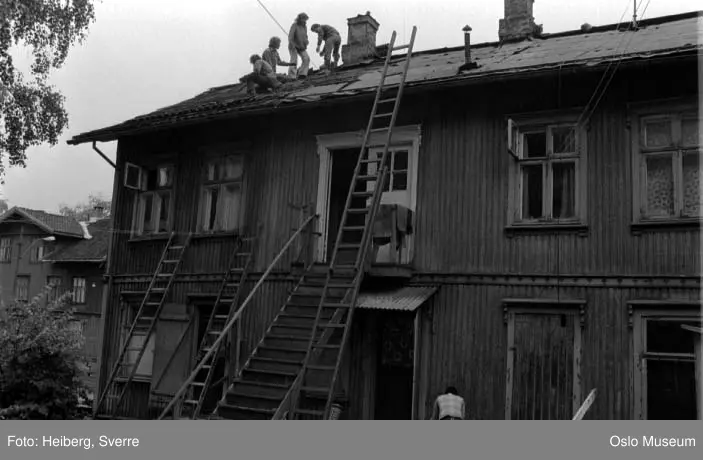 Restaurering av gammelt trehus. - Oslo Museum / DigitaltMuseum