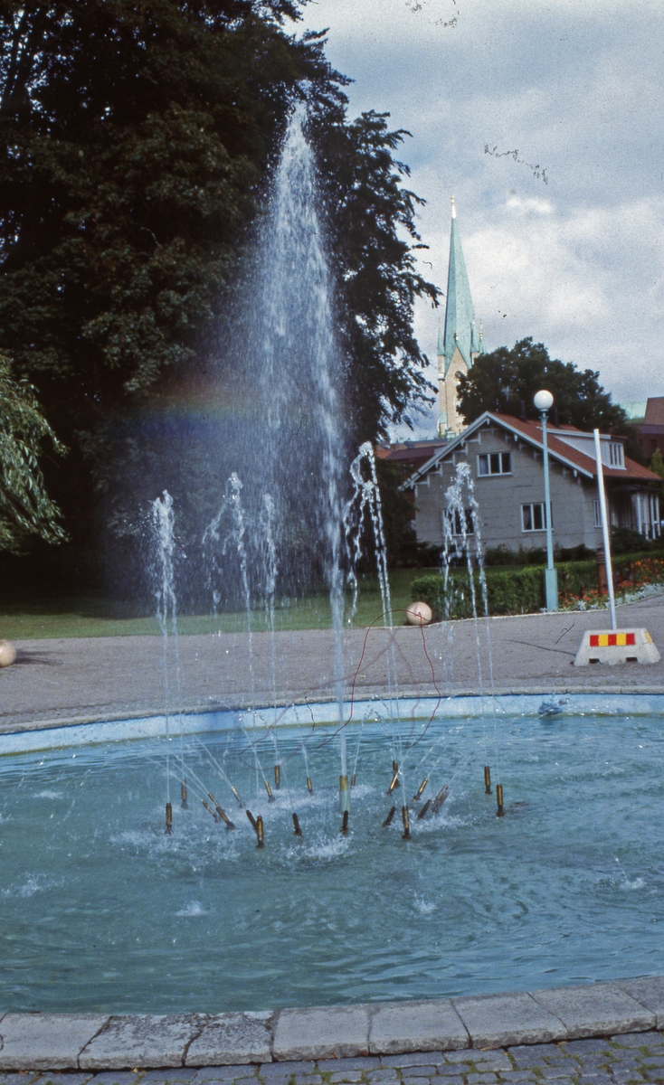 Trädgårdsföreningen i Linköping år 1998. Fontän. Plantering.