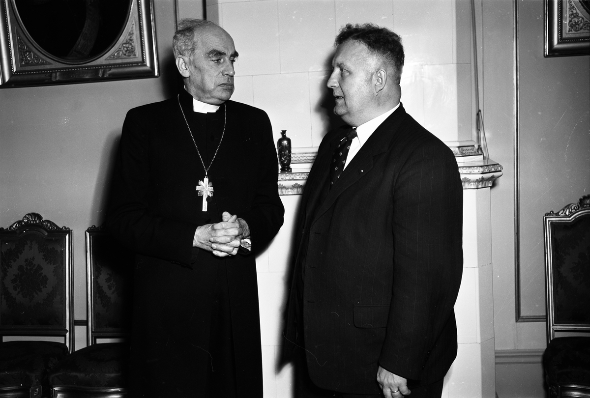 Ärkebiskop Yngve Brilioth med tysk gäst, Uppsala 1952