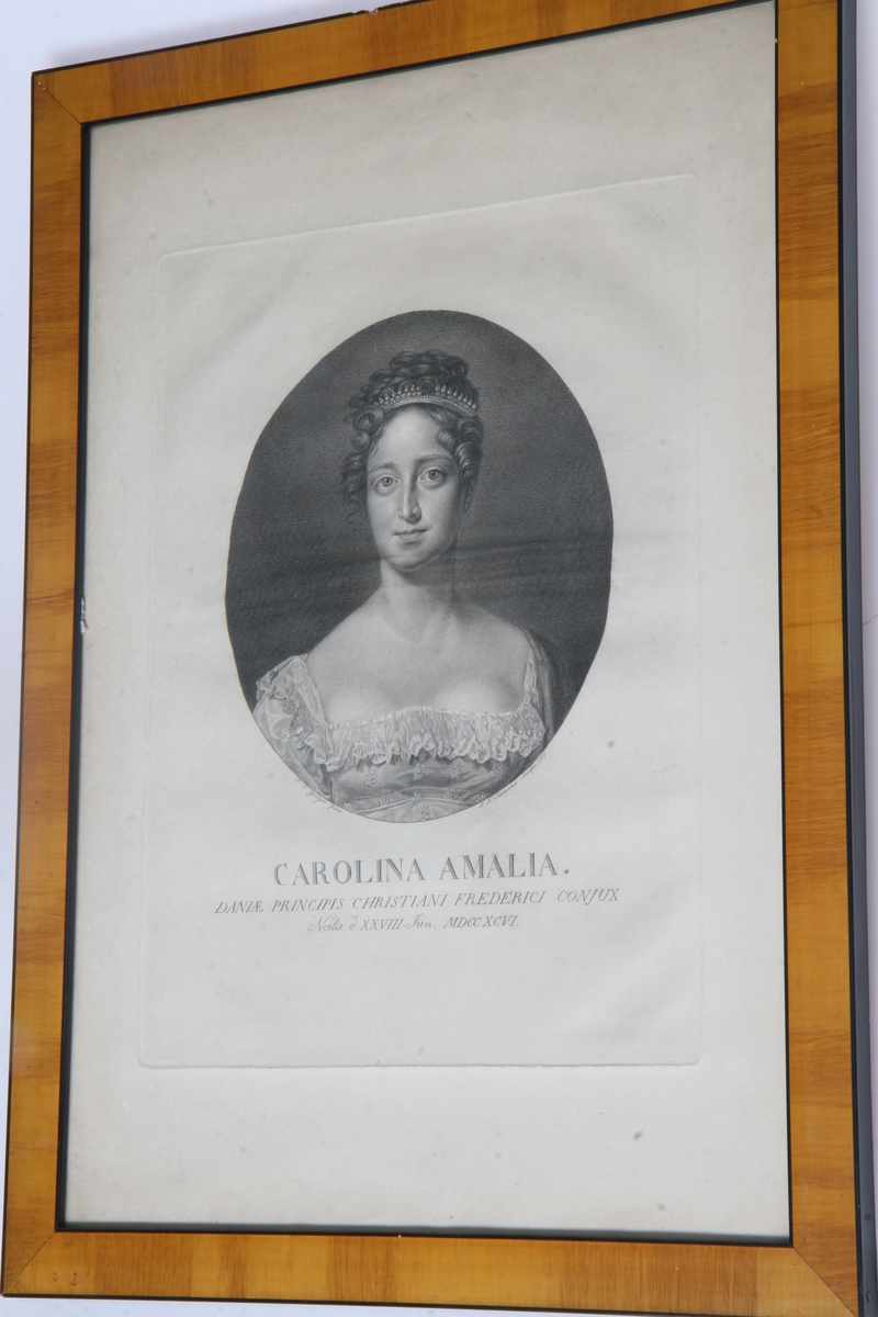Glass, brun og sort ramme, ovalt portrett av prinsesse Caroline Amalie.