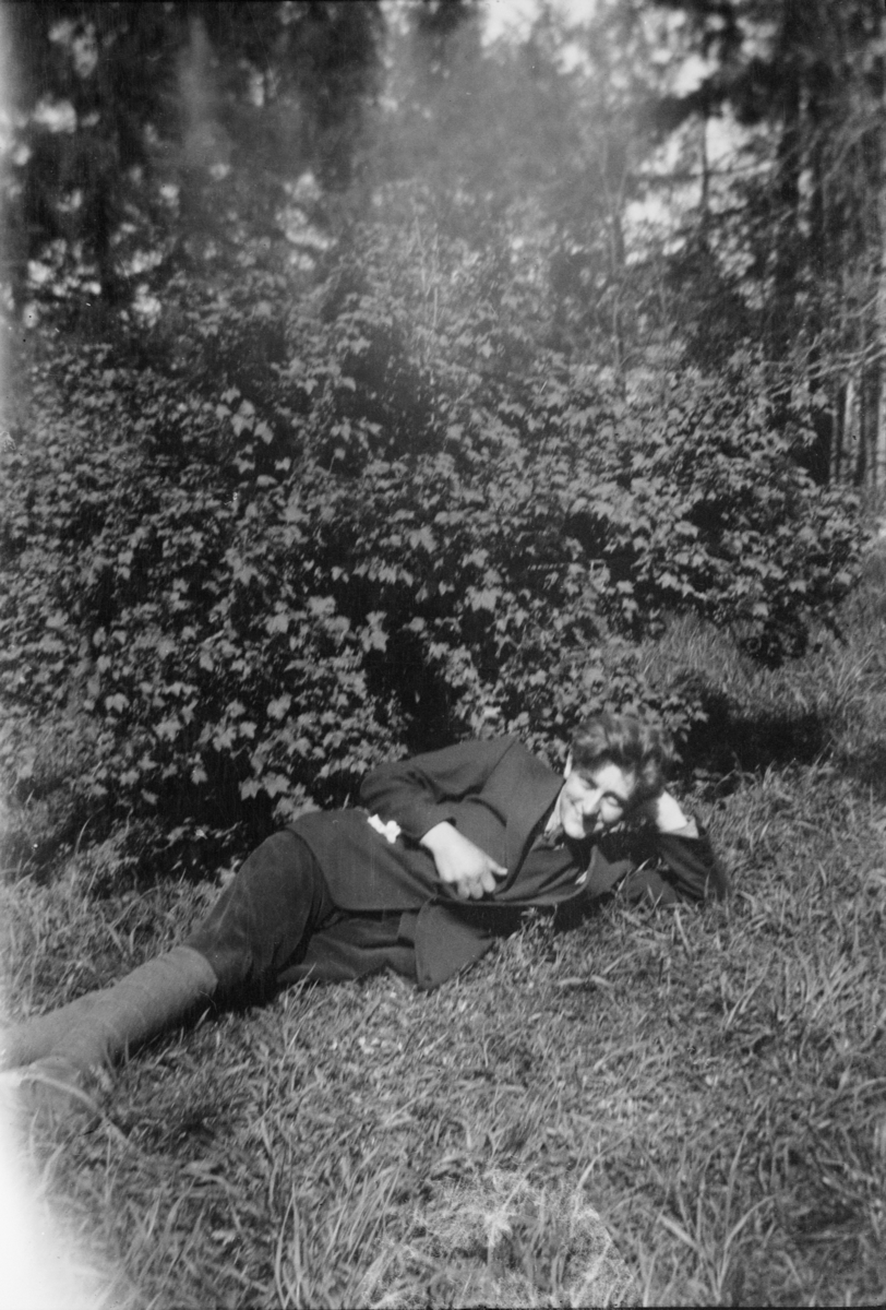 Portrett av en mann liggende i gresset