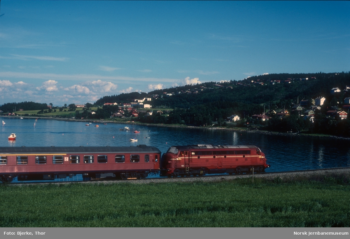 Persontog 423 fra Trondheim til Storlien med vogner til Stockholm ved Saksvik, trukket av diesellokomotiv Di 3 620