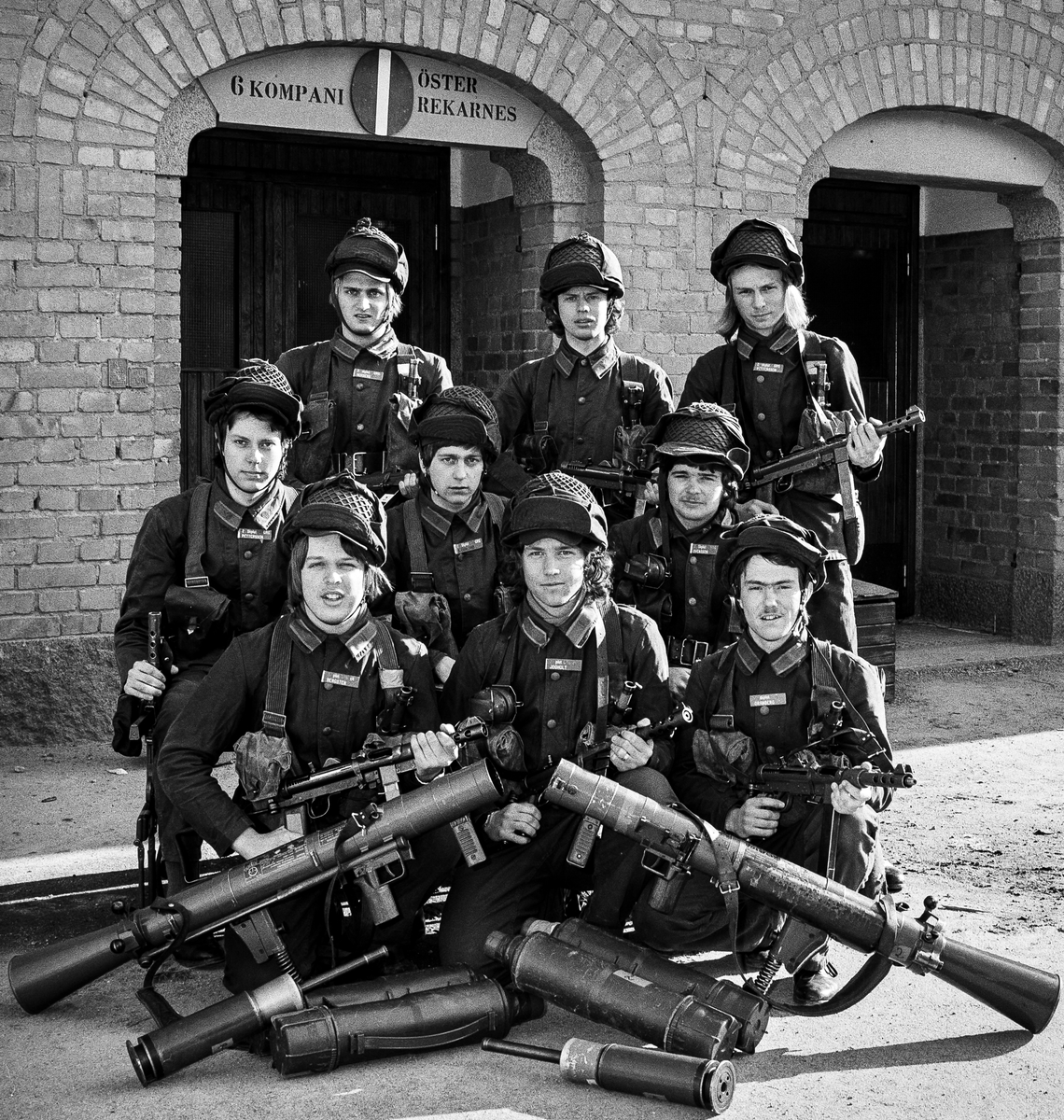 Granatgevärsgruppen vid 2. skyttepluton på Öster Rekarne kompani 1978 framför förläggningen i kasern 5.
Plutonchef var fänrik Pär "Pysch" Andersson och stf fanjunkare Esbjörn Sahlén.

OBS! två bilder.