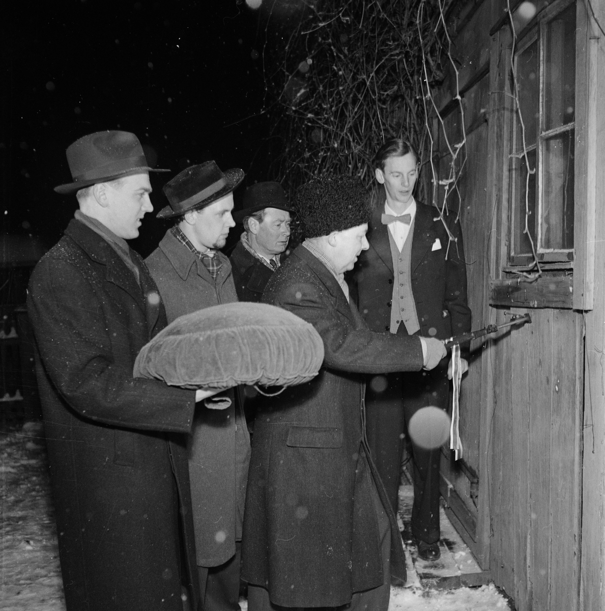 Gotlands nation, spikutdragning på tullhuset, Östra Ågatan 13, Uppsala mars 1955