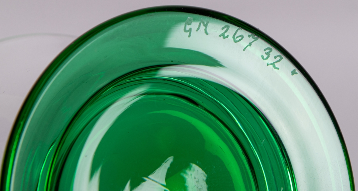 Sockerskålar, 2 st. Raka, utåtlutande sidor i ofärgat glas på låg, utkragad fot i grönt glas. Design Gunnar Cyrén för Orrefors Glasbruk.