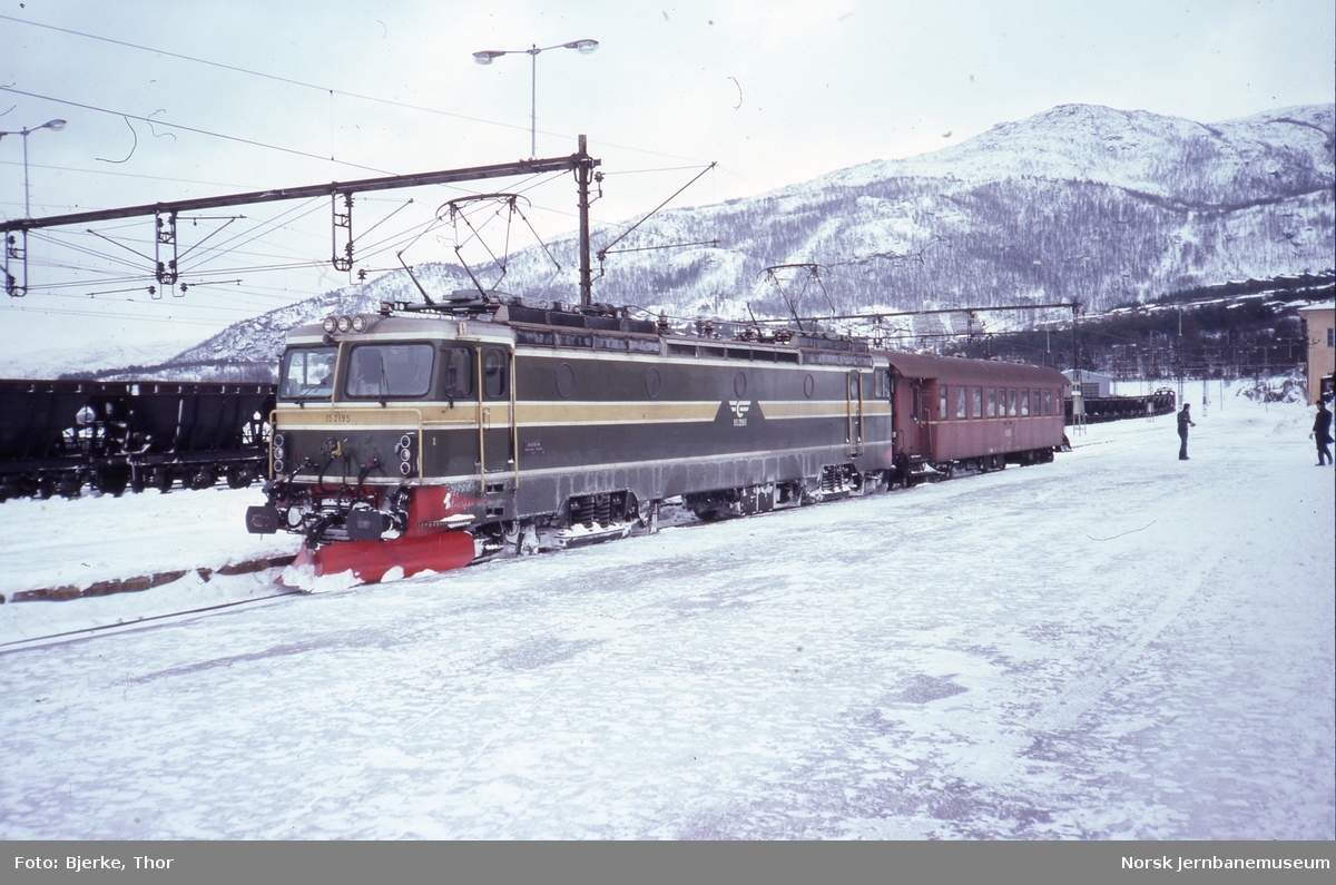 El 15 2195 foran persontog 70 Bjørnfjell-Narvik på Narvik stasjon